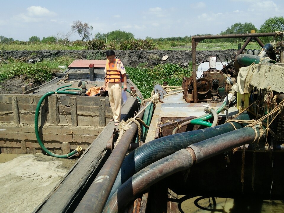 Bắt tại trận 5 ghe cát tặc trên sông Đồng Nai - 2 Bắt tại trận 5 ghe cát tặc trên sông Đồng Nai - 2