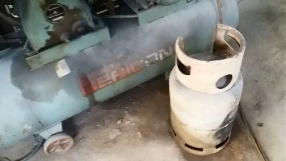 Hoà Bình: Bắt quả tang công ty gas nghi “cắt tai”, “mài vỏ” - 1