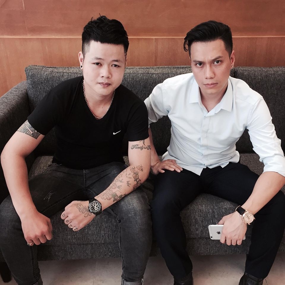 Nhờ tài hoa của mình, anh Tuấn đã có dịp gặp gỡ cùng với các diễn viên mà anh yêu thích trong phim Người phán xử