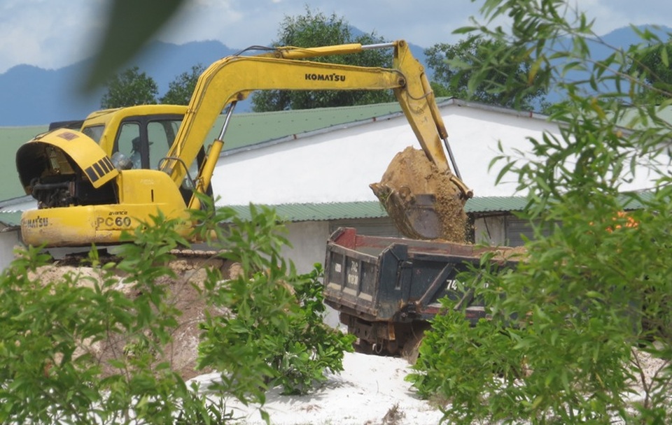 Quảng Trị: Lợi dụng làm trang trại để khai thác cát trái phép - 1 Máy xúc lấy đất cát đưa lên xe tải để vận chuyển ra ngoài