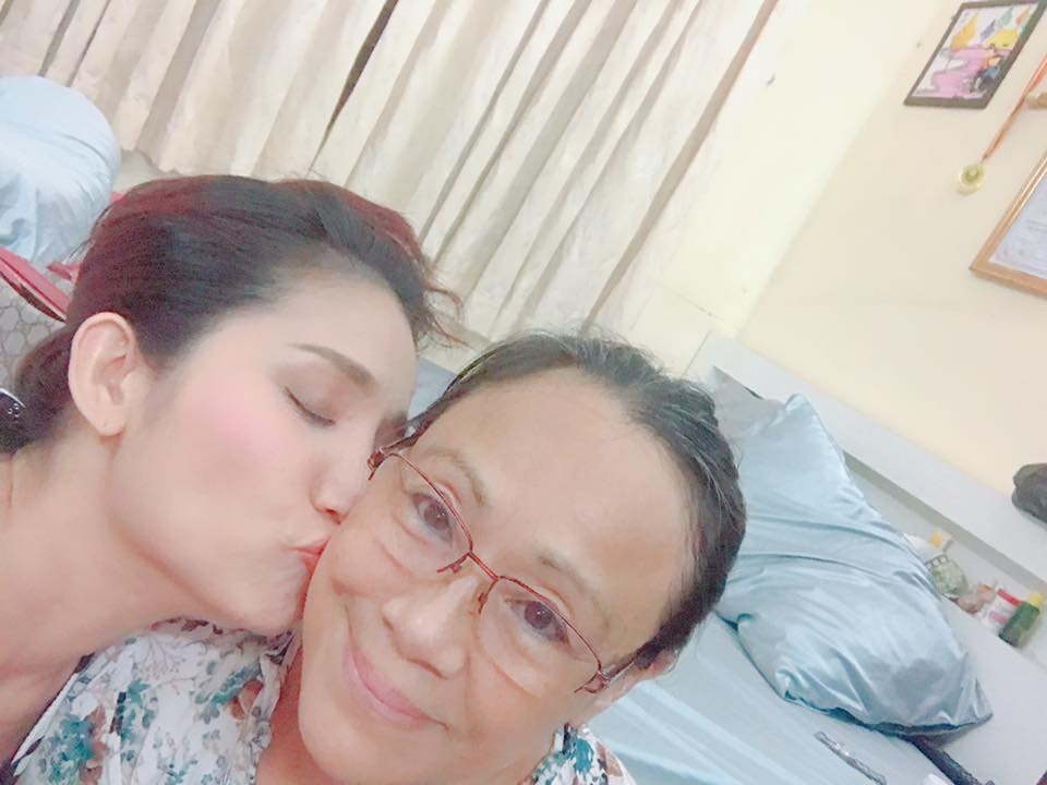 Ngày của Mẹ, sao Việt tung ảnh thời thơ ấu bên đấng sinh thành - 15 Diễn viên Cát Tường khá bận rộn nên cuối ngày cô mua kem về đãi mẹ: “Vẫn kịp về đến nhà mừng ngày của Mạ... cả ngày hôm nay bận túi bụi luôn... giờ cả nhà ăn kem thư giãn”. Cô còn hài hước thắc mắc vì sao con gái Nguyễn Cát Tường An không chúc mừng và cũng không hỏi thăm mẹ!