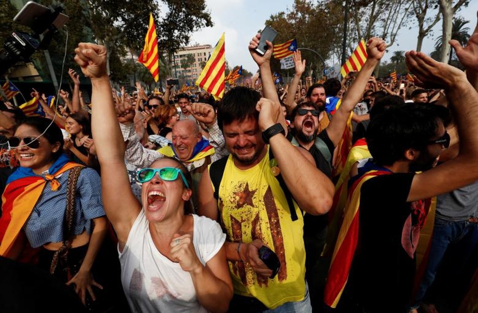 Hai thái cực đối lập tại Catalonia sau tuyên bố độc lập - 1
Ngay sau khi nghị viện Catalonia thông qua tuyên bố độc lập với 70 phiếu thuận, 10 phiếu chống, và 2 phiếu trắng vào ngày 27/10, khoảng 17.000 người ủng hộ ly khai đứng bên ngoài cơ quan lập pháp Catalonia và thành phố Barcelona đã vỡ òa trong hạnh phúc. (Ảnh: Reuters)