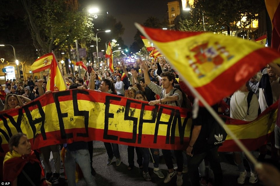 Hai thái cực đối lập tại Catalonia sau tuyên bố độc lập - 9 Những người ủng hộ thống nhất mang cờ và khẩu hiệu tuần hành trên đường phố Barcelona (Ảnh: AP)