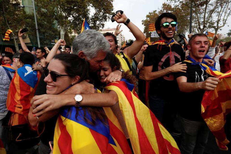 Hai thái cực đối lập tại Catalonia sau tuyên bố độc lập - 2
Họ trao nhau những cái ôm, nụ cười và những giọt nước mắt sau khi phong trào đòi độc lập kéo dài nhiều năm qua đã bước đầu có kết quả. (Ảnh: Reuters)