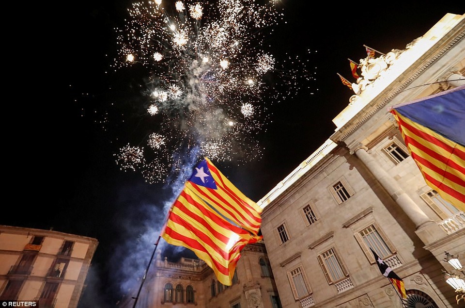Hai thái cực đối lập tại Catalonia sau tuyên bố độc lập - 3
Tuy nhiên, ngay sau quyết định “táo bạo” của Catalonia, chính phủ trung ương Tây Ban Nha thông báo Thượng viện Madrid đã thông qua yêu cầu kích hoạt điều 155 trong hiến pháp nhằm tước quyền tự trị của xứ Catalonia và giải tán chính quyền của Thủ hiến Catalonia Carles Puigdemont cùng nghị viện, cũng như công bố mở cuộc bầu cử tại vùng lãnh thổ này vào tháng 12. (Ảnh: Reuters)