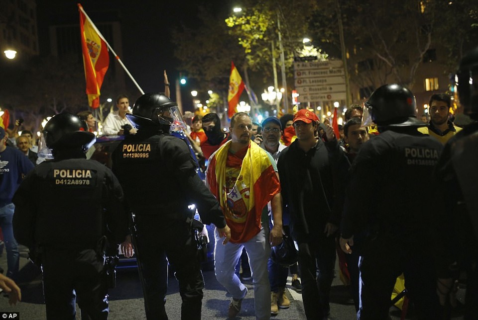 Hai thái cực đối lập tại Catalonia sau tuyên bố độc lập - 4
Bạo loạn đã nổ ra trên đường phố Barcelona giữa nhóm những người ủng hộ chính phủ Tây Ban Nha và nhóm ủng hộ ly khai. Các đoạn video ghi lại cho thấy những hình ảnh “thượng cẳng chân, hạ cẳng tay” giữa những người thuộc 2 nhóm tư tưởng khác nhau. Thông tin ban đầu cho biết đã có 2 người đàn ông bị thương và con số thương vong được cho là cao hơn. (Ảnh: AP)