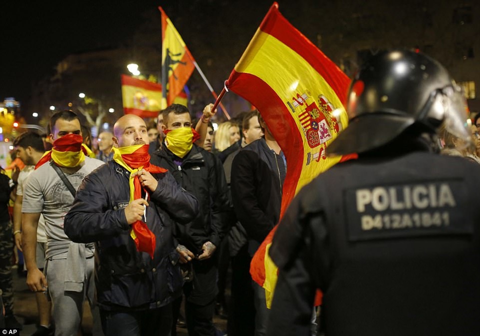 Hai thái cực đối lập tại Catalonia sau tuyên bố độc lập - 5
Nhóm người ủng hộ thống nhất Tây Ban Nha đã cố gắng tấn công vào cảnh sát Catalonia đang bảo vệ nghị viện khu vực. Sau khi nỗ lực thất bại, những người này đã quay sang tấn công những người trung niên đứng cạnh đó. Tại những điểm khác, căng thẳng và giận dữ vẫn không ngừng gia tăng. (Ảnh: AP)