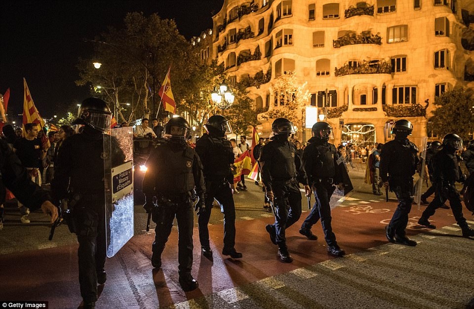 Hai thái cực đối lập tại Catalonia sau tuyên bố độc lập - 7
Tuyên bố độc lập của Catalonia đã vấp phải chỉ trích của Mỹ và các nước phương Tây. Thủ tướng Anh Theresa May tuyên bố, Anh sẽ không thừa nhận chủ quyền của Catalonia do tuyên bố ly khai của họ dựa trên một cuộc trưng cầu dân ý bất hợp pháp. Lần lượt các nước lớn như Đức, Pháp, Italy và Mỹ cùng đại diện EU cũng đồng loạt phủ nhận nỗ lực độc lập của Catalonia. (Ảnh: Getty)