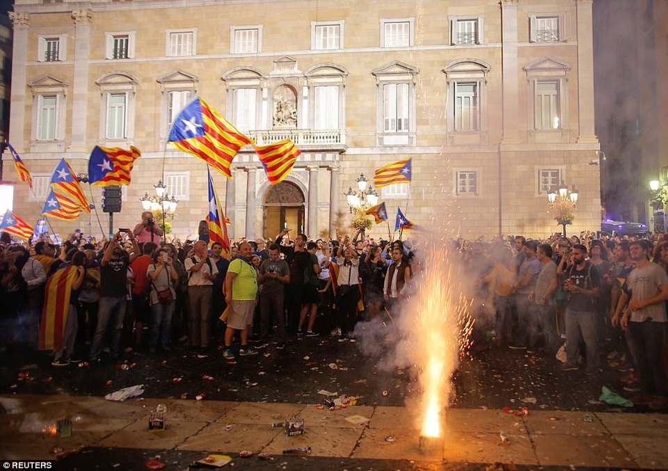 Hai thái cực đối lập tại Catalonia sau tuyên bố độc lập - 10 Nhóm người ủng hộ ly khai bắn pháo hoa ăn mừng độc lập bên ngoài một tòa nhà. (Ảnh: Reuters)