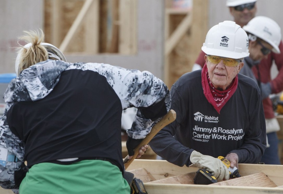 Cựu Tổng thống Mỹ Jimmy Carter đích thân xây nhà cho người nghèo dù sức khỏe yếu - 1 Cựu Tổng thống Jimmy Carter tham gia dự án xây nhà cho người nghèo ở Canada (Ảnh: CBC)