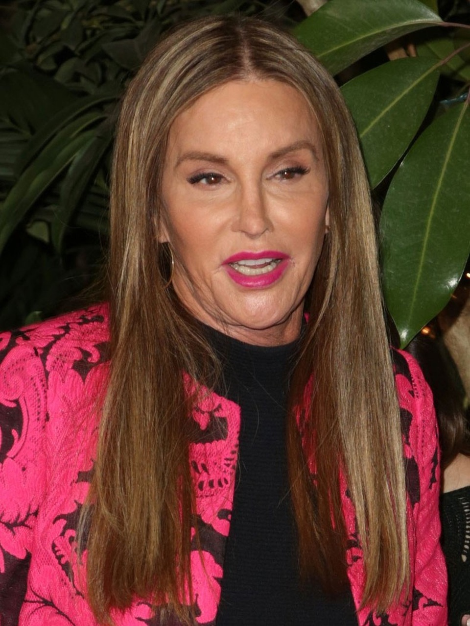 Cha dượng của Kim Kardashian dịu dàng và e ấp tại sự kiện - 6
Trước khi chuyển giới, Jenner đã từng ba lần kết hôn. Người vợ cuối cùng của ông là bà Kris Kardashian. Hai người có hai cô con gái là Kendall và Kylie Jenner, đều đang là những hotgirl trong làng giải trí.