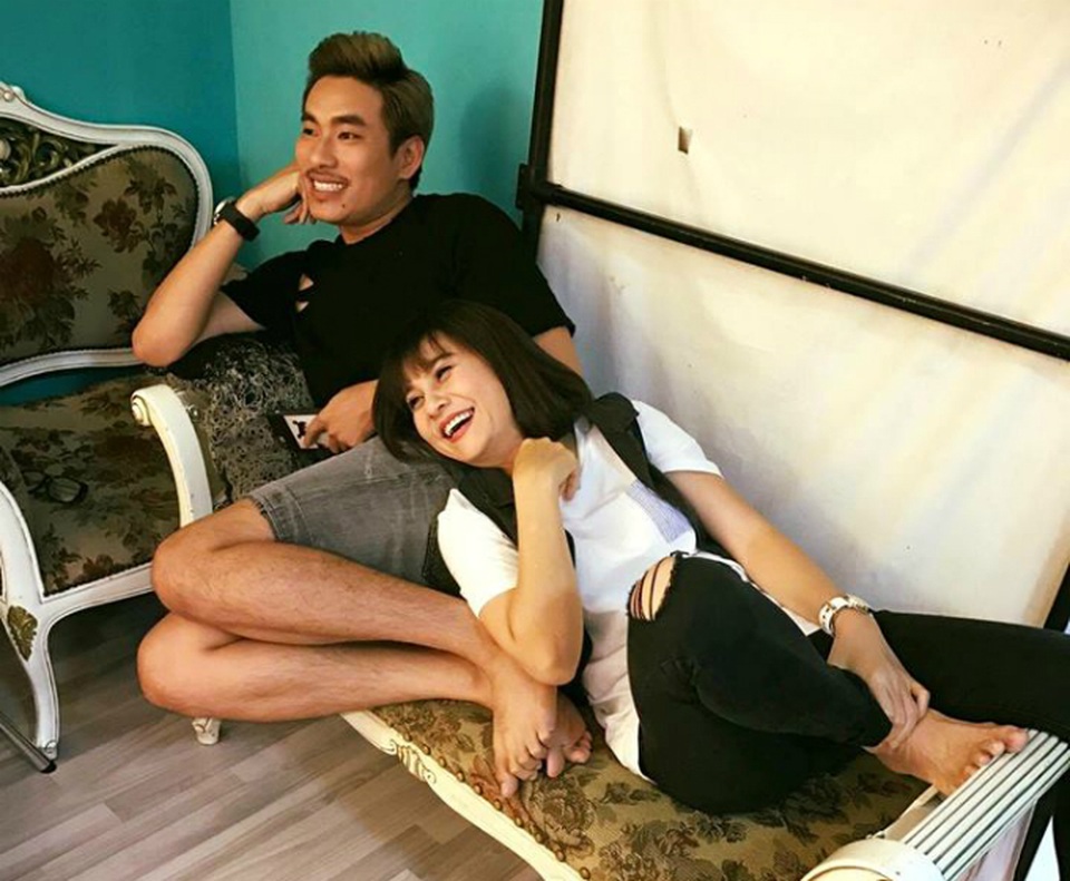 Diễn viên Cát Phượng tình cảm gối đầu lên đùi Kiều Minh Tuấn, cô chia sẻ: Cười lên đi. Buồn phiền sẽ qua, may mắn và hạnh phúc sẽ ập đến.