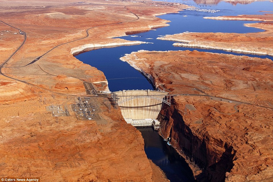 Choáng ngợp trước vẻ đẹp hùng vỹ của những cây cầu nhìn từ trên cao - 3 Cầu Glen Canyon nằm gần đập chắn nước ở sông Colorado, Arizona, Mỹ.