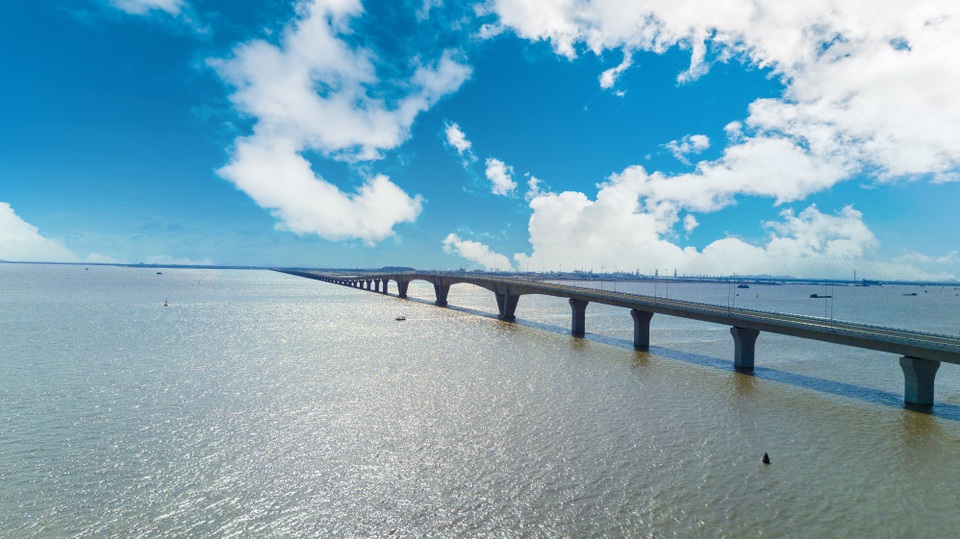Vẻ đẹp bất ngờ của cầu vượt biển dài nhất Việt Nam - 10