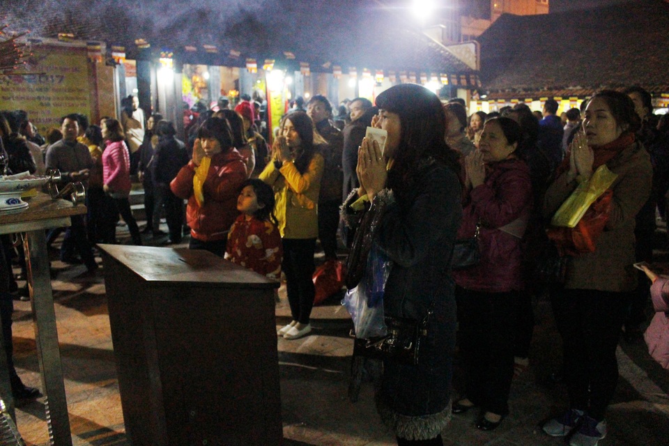 Đêm muộn, hàng nghìn người vẫn đợi cầu an ở chùa Phúc Khánh - 2
Ngày 10/2 (tức 14 tháng Giêng) hàng ngìn người đổ về chùa Phúc Khánh dự lễ cầu an. Đến 21 giờ lượng người đổ về đây vẫn rất đông.