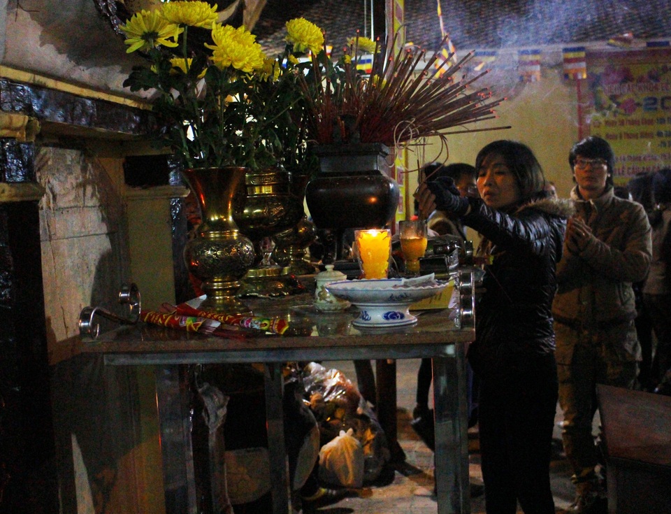Đêm muộn, hàng nghìn người vẫn đợi cầu an ở chùa Phúc Khánh - 7 Đêm muộn, hàng nghìn người vẫn đợi cầu an ở chùa Phúc Khánh - 7