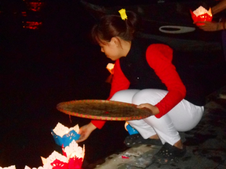 Du khách đổ về Hội An khai hội Nguyên Tiêu - 1 Cầu may mắn an lành trong Tết Nguyên Tiêu