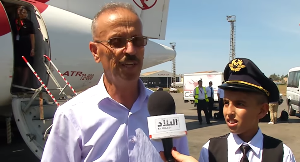 Để cậu bé 10 tuổi lái máy bay, hai phi công bị đình chỉ công tác - 1
Cậu bé 10 tuổi tham gia lái máy bay (Ảnh: El Bilad)