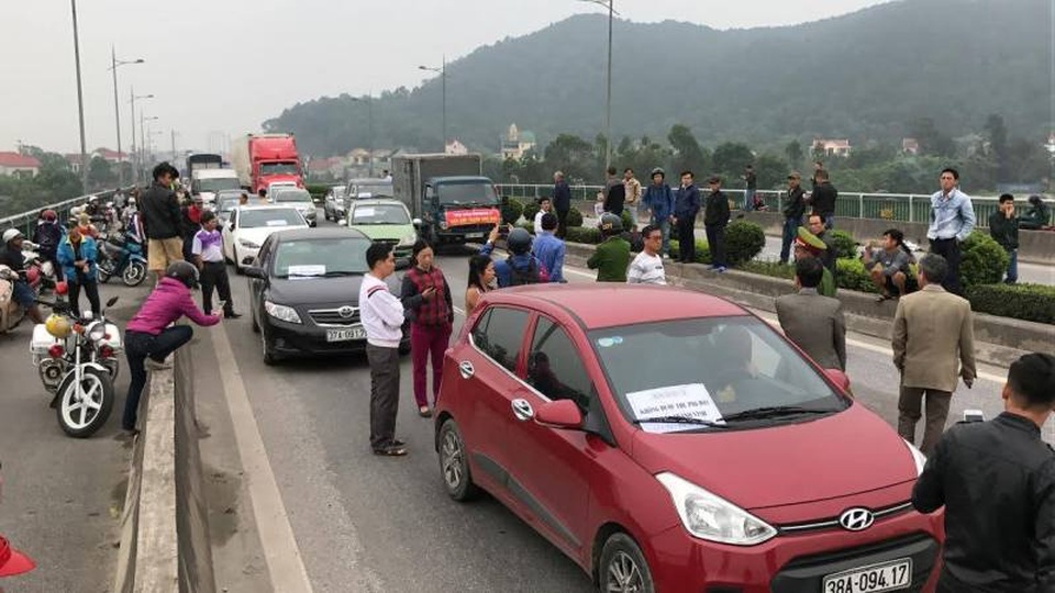Hàng trăm tài xế dàn xe mua vé bằng tiền lẻ, trạm thu phí ùn tắc - 2 Hàng trăm tài xế dàn xe mua vé bằng tiền lẻ, trạm thu phí ùn tắc - 2