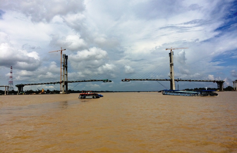 Hợp long cầu dây văng bắc qua sông Tiền - 2 Dự án xây dựng cầu Cao Lãnh cùng với cầu Vàm Cống và tuyến nối Cao Lãnh – Vàm Cống nằm trong Dự án Kết nối khu vực trung tâm đồng bằng Mêkông. (ảnh chụp trước ngày hợp long)