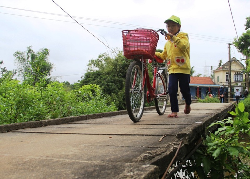 Các mảng bê tông trên mặt cầu bị vỡ nát