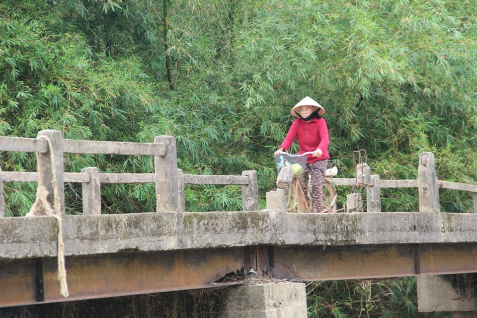 Dầm cầu Trâm Lý và hệ thống lan can bị hư hỏng nặng