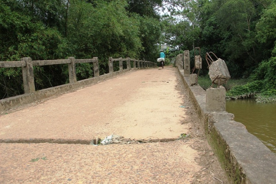 Các đoạn bê tông bị đứt gãy, hư hỏng, gây nguy hiểm cho người đi đường