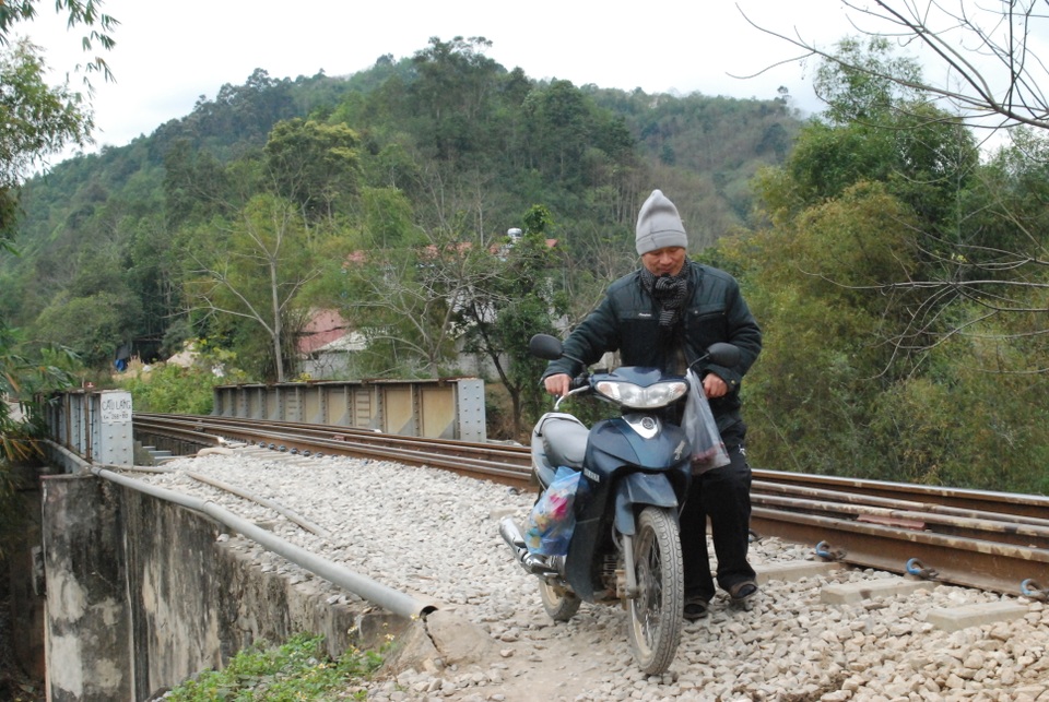 Quăng xe nhảy xuống sông thoát thân khi đi qua cầu đường sắt - 1 Quăng xe nhảy xuống sông thoát thân khi đi qua cầu đường sắt - 1
