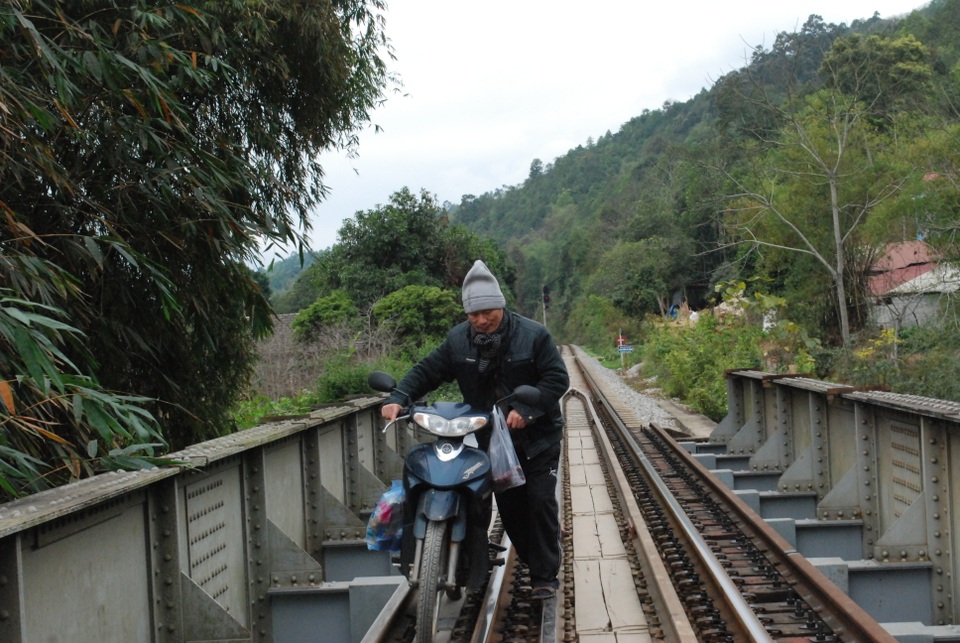 Quăng xe nhảy xuống sông thoát thân khi đi qua cầu đường sắt - 2
Thót tim dắt xe máy qua cầu Lạng nằm trên tuyến đường sắt Hà Nội - Lào Cai để tới thôn Quyết Tâm cùng xã Thái Niên, về thị trấn Phú Lu (huyện Bảo Thắng).