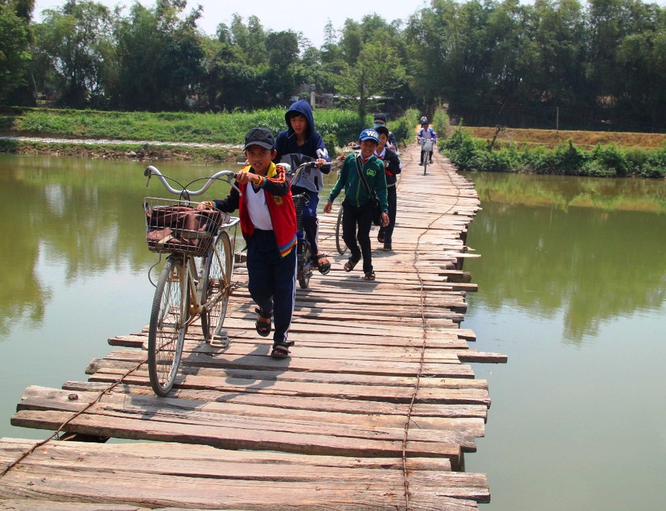 Thót tim cảnh dân liều mình băng qua đập tràn "tử thần" - 2 Hàng ngày người dân thôn Tân Kiều và Hòa Phong (xã Nhơn Mỹ, thị xã An Nhơn, Bình Định) phải qua cầu gỗ tạm bợ hoặc qua tràn tử thần