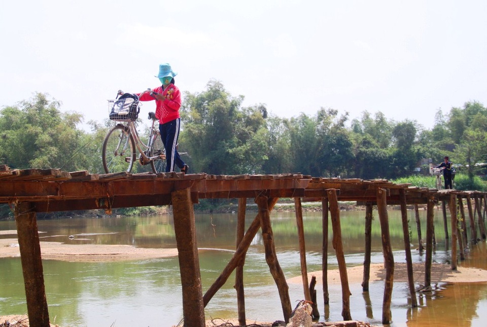 Học sinh liều mình qua cầu tạm vượt sông Kôn đến trường - 10 Chênh vênh đi trên cầu gỗ tạm bắc qua sông