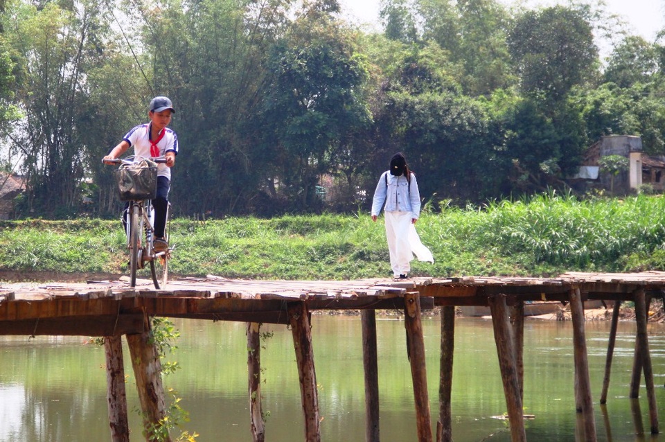 Học sinh liều mình qua cầu tạm vượt sông Kôn đến trường - 6 “Mưa lũ lớn thì học sinh nghỉ học, còn mưa lũ thì đi xuống Nhơn Hậu xa gấp 4 lần. Ngoài cầu gỗ thì địa phương còn lo lắng bởi học sinh và người dân hai thôn Tân Kiều và Hòa Phong đi lại đập Đại Bình. Sau lũ lụt hồi tháng 12/2016, một học sinh lớp 8 qua đập tràn ở phía tràn Đại Bình bị rớt xuống sông chết. Gần nhất là mùng 2 Tết, một phụ nữ đi qua đập cũng bị rơi xuống cầu chết đuối. Từ khi có con đập đến nay có cả chục người dân địa phương qua đập này bị chết”- ông Lành thông tin thêm.