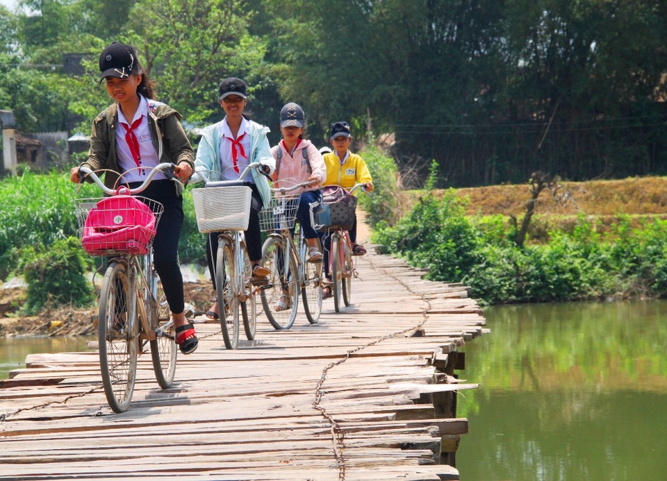 Học sinh liều mình qua cầu tạm vượt sông Kôn đến trường - 3 Theo số liệu của UBND xã Nhơn Mỹ, hai thôn Tân Kiều và Hòa Phong có tổng cộng trên 700 hộ dân dân với hơn 3.000 nhân khẩu. Trong đó, có hơn 400 học sinh các cấp từ mẫu giáo đến THPT phải qua lại sông Kôn bằng chiếc cầu tạm này.