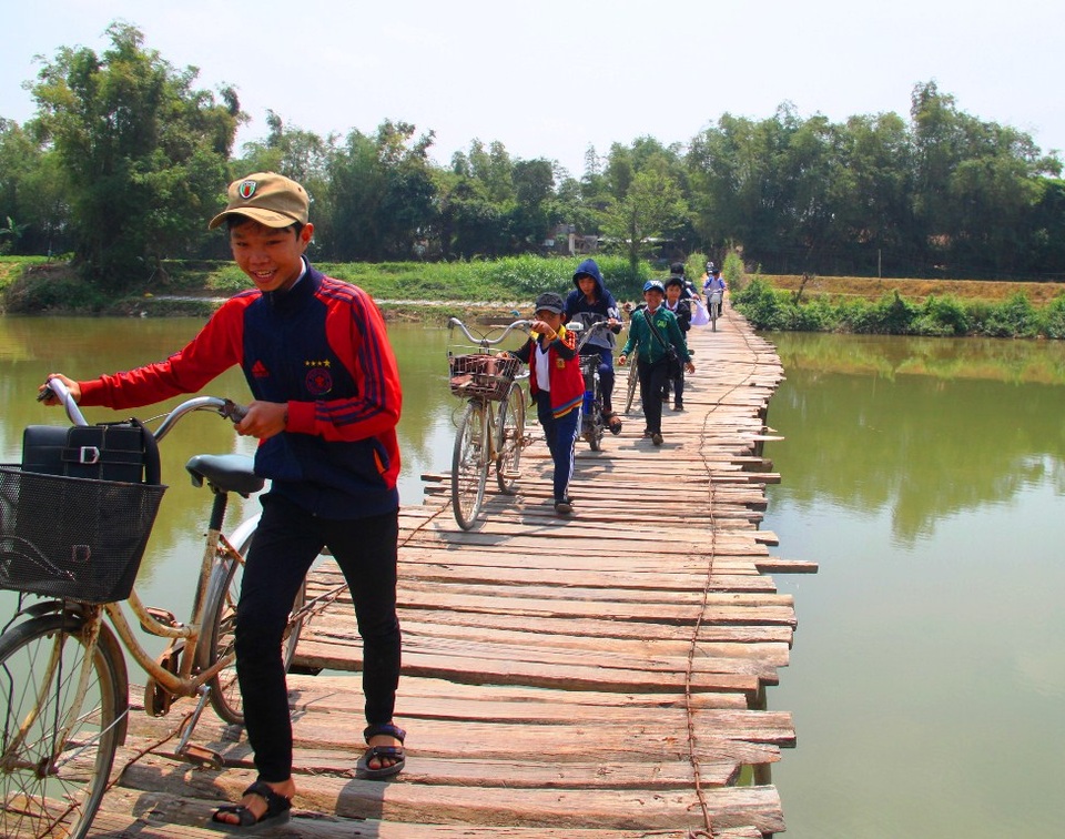 Học sinh liều mình qua cầu tạm vượt sông Kôn đến trường - 9 Học sinh phải dắt xe bộ vượt qua cầu tạm để đến trường