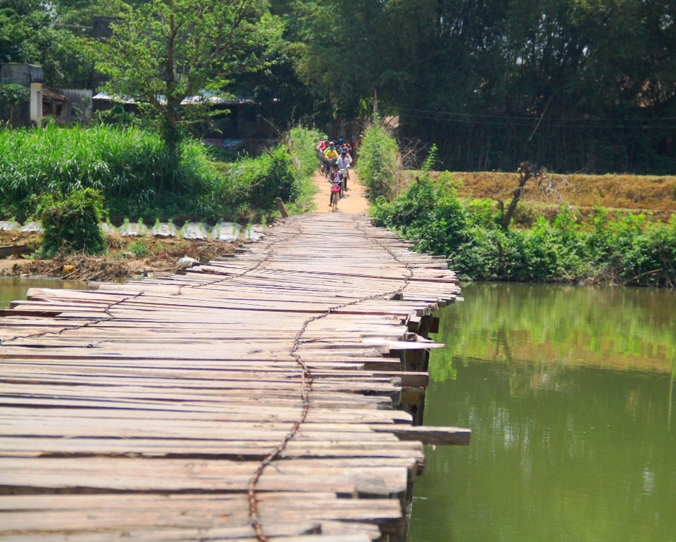 Học sinh liều mình qua cầu tạm vượt sông Kôn đến trường - 4 Ông Nguyễn Văn Lành, Chủ tịch UBND xã Nhơn Mỹ, cho biết đây cũng là vấn đề bức xúc của cử tri nhiều năm qua tuy nhiên kinh phí xây cầu quá lớn địa phương không có. Đợt lũ vừa qua, cầu gỗ này bị lũ cuốn trôi, sau lũ mới thi công lại phục vụ nhu cầu đi lại của bà con.