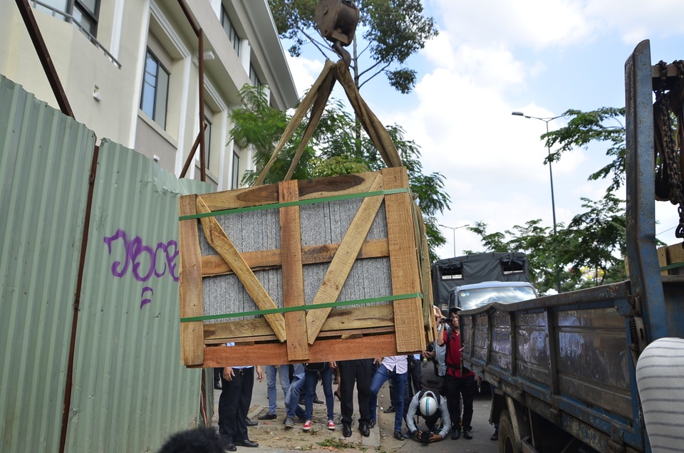 Phó Chủ tịch quận 1 bị phản ứng khi dỡ chốt bảo vệ trên vỉa hè - 3 Cẩu hàng loạt vật liệu của công trình lấn chiếm vỉa hè trên đường Hàm Nghi