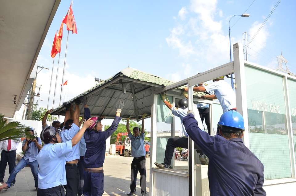 Phó Chủ tịch quận 1 bị phản ứng khi dỡ chốt bảo vệ trên vỉa hè - 5 Chốt an ninh bằng nhôm cao khoảng 2 mét của Ngân hàng Agribank Chi nhánh Sài Gòn bị tháo dỡ