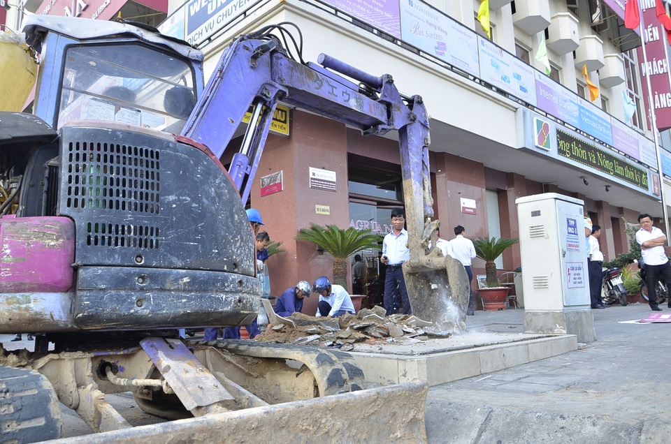 Phó Chủ tịch quận 1 bị phản ứng khi dỡ chốt bảo vệ trên vỉa hè - 6
Và cuốc phần nền để trả lại mặt đường bằng phẳng cho người đi bộ