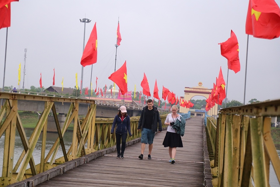 14 căn nhà trôi tuột xuống sông và cổng tỉnh 200 tỷ đồng - 1 Những ngày này, vùng đất giới tuyến 17 (nơi có cầu Hiền Lương - sông Bến Hải, sau Hiệp định Giơnevơ 1954 được chọn làm ranh giới tạm thời chia cắt hai miền Bắc – Nam) lại đỏ rực cờ, hoa trước ngày lễ lớn. Nhiều đoàn khách trong và ngoài nước lại trở về “vùng đất lửa” để tham quan, tìm hiểu về quá khứ đấu tranh anh dũng của quân và dân Việt Nam trong những năm kháng chiến. (Ảnh: Đăng Đức)