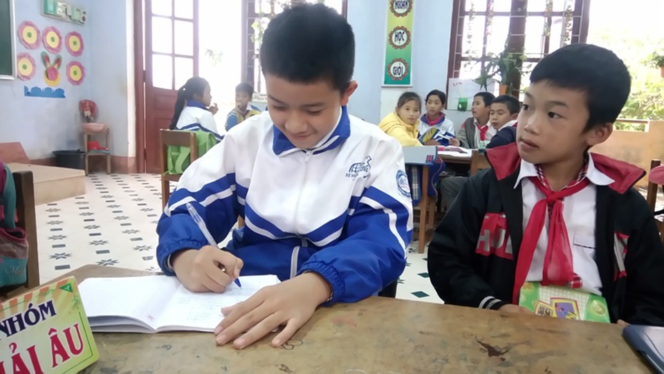 Thành tích đáng khâm phục của cậu học trò nghèo đam mê tiếng Anh - 1 Với sự nỗ lực vượt khó, cậu học trò nghèo Lê Nguyễn Tuấn Hưng đã xuất sắc giành giải cao trong cuộc thi tiếng Anh cấp tỉnh và sẵn sàng để chinh phục cuộc thi Tài năng tiếng Anh cấp Quốc gia, do Bộ Giáo dục - Đào tạo tổ chức.