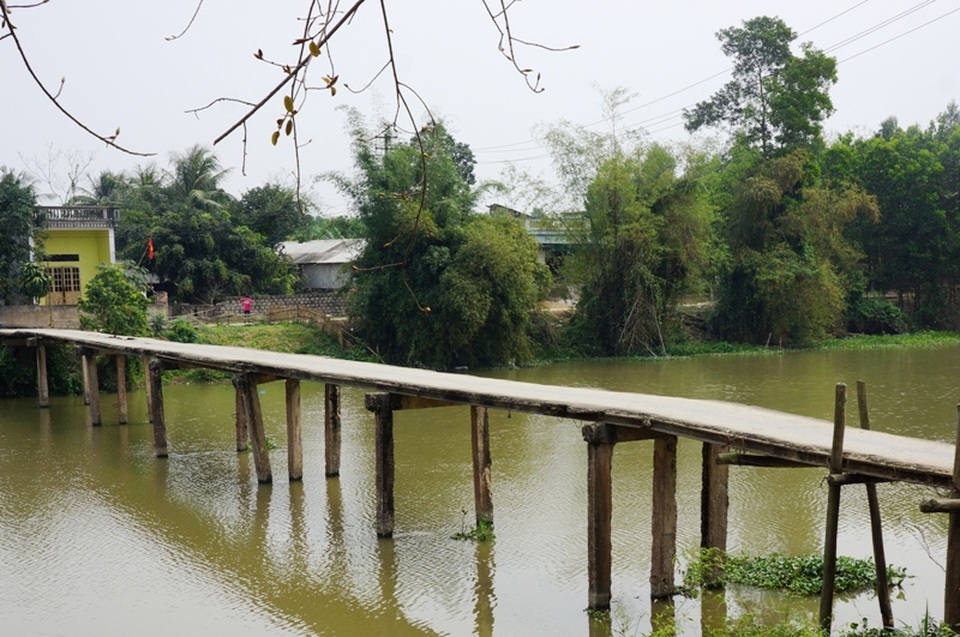 Cây cầu dài khoảng 60m nhưng không hề có lan can