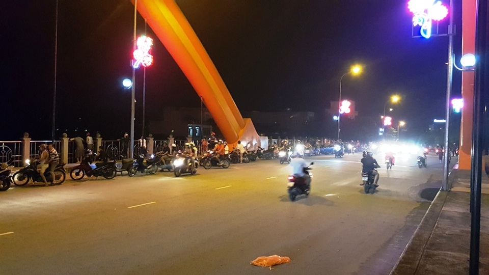 Dân kéo nhau đi canh mức nước, đổ xô mua lương thực tích trữ - 7
Trên cầu Lê Công Thanh cũng rất đông người đến xem mức nước.