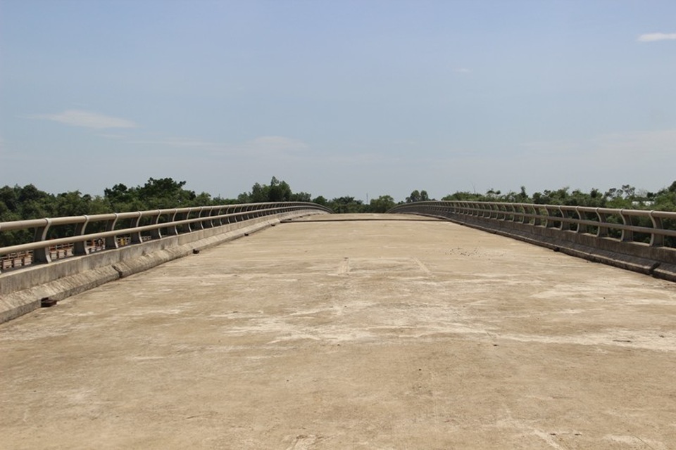 Quảng Trị: Cầu tiền tỷ xây dở rồi… “đắp chiếu”! - 8 Mặt cầu cơ bản đã xong phần thô