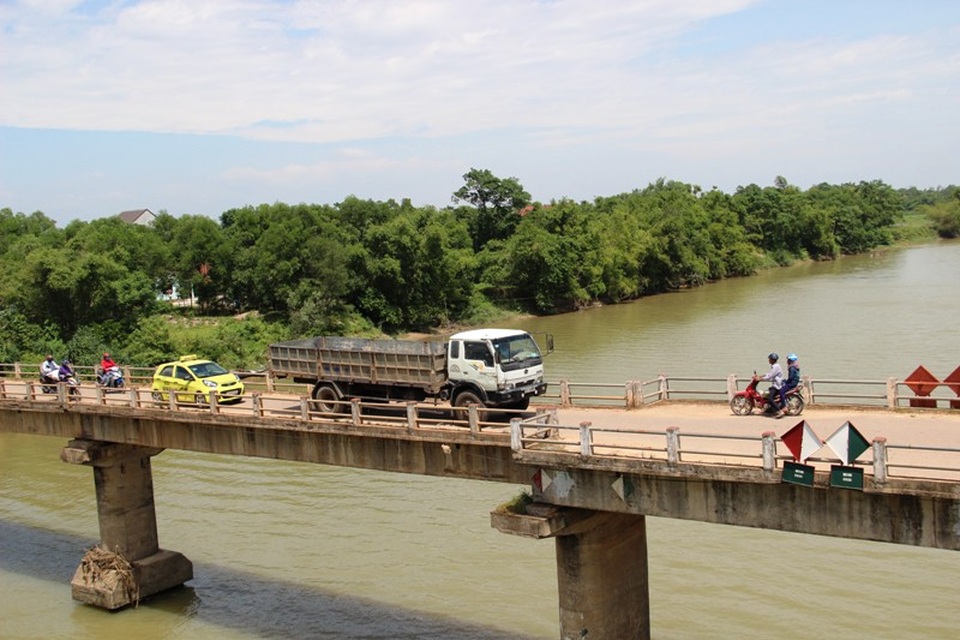 Quảng Trị: Cầu tiền tỷ xây dở rồi… “đắp chiếu”! - 3 Nhưng mỗi ngày cây cầu này phải cõng hàng trăm lượt xe