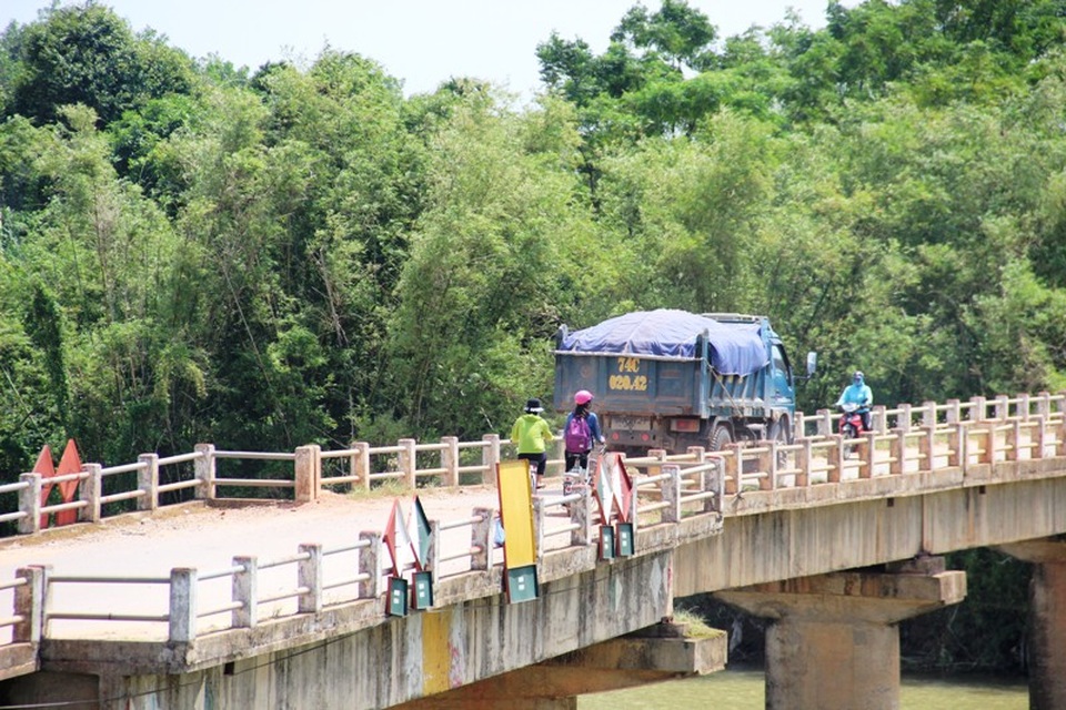 Quảng Trị: Cầu tiền tỷ xây dở rồi… “đắp chiếu”! - 4 Những khi xe tải chạy qua là các phương tiện khác phải nép vào bên cầu rất nguy hiểm