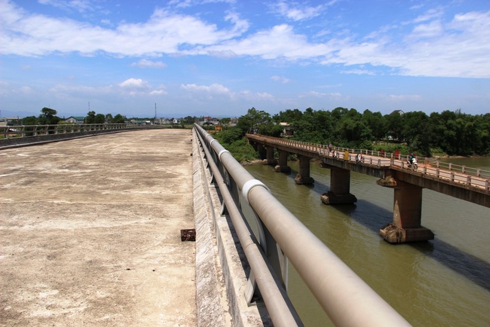Quảng Trị: Cầu tiền tỷ xây dở rồi… “đắp chiếu”! - 1 Bên cạnh cây cầu bề thế, bị ngưng trệ nhiều năm nay là một cây cầu khác đã xuống cấp