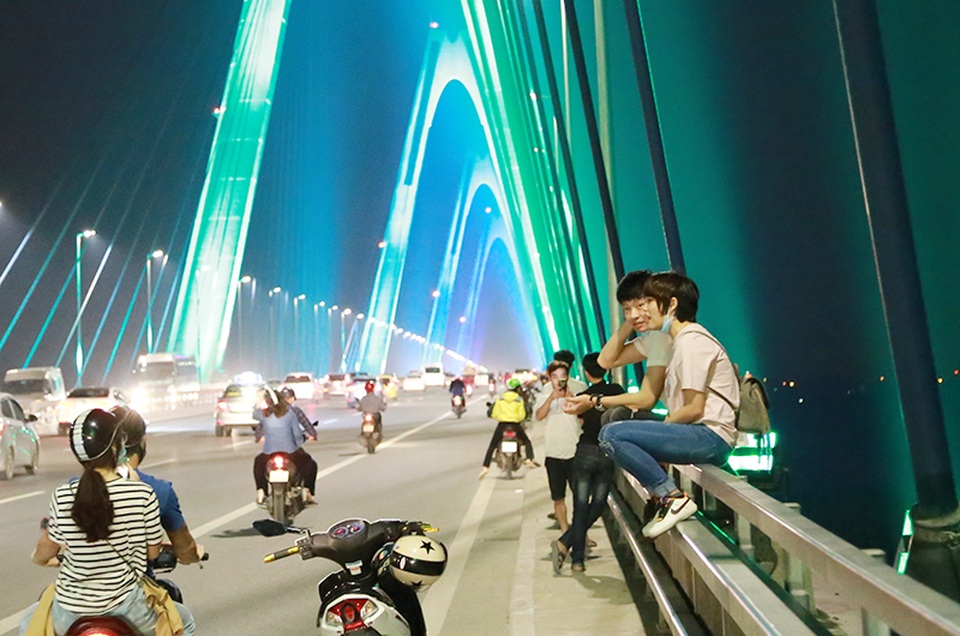 Giới trẻ Hà Nội tấp nập đổ về ngắm cầu Nhật Tân "7 sắc cầu vồng" - 5
Mặc dù từ trung tâm thành phố Hà Nội ra tới cầu Nhật Tân không hề gần (khoảng 9km tính từ Hồ Hoàn Kiếm) nhưng không vì thế mà sức hút của địa điểm này bớt nóng trong những ngày này.