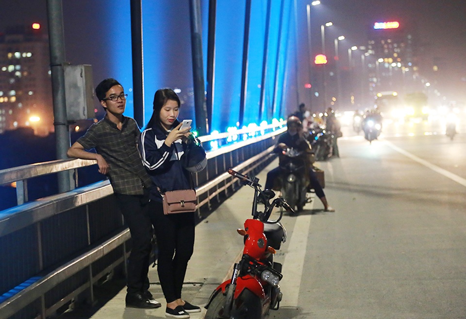 Giới trẻ Hà Nội tấp nập đổ về ngắm cầu Nhật Tân "7 sắc cầu vồng" - 4
Chỉ trong 2 ngày, cầu Nhật Tân đã thu hút rất nhiều bạn trẻ ghé chơi vào buổi tối. Các cặp đôi cũng lũ lượt đổ về đây hẹn hò.