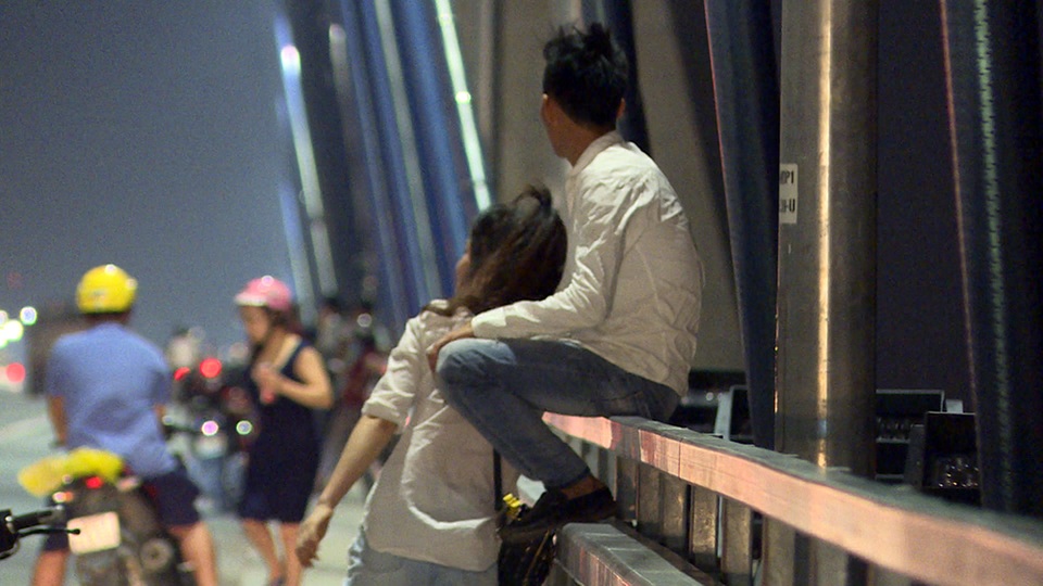 Vô tư vi phạm luật trên cây cầu dây văng lớn nhất Việt Nam - 6
Điều đáng nói là đã từng xảy ra không ít vụ tai nạn giao thông xảy ra trên cầu, trong đó có vụ 5 người bị taxi đâm trọng thương khi lên cầu hóng mát cách đây chưa lâu.