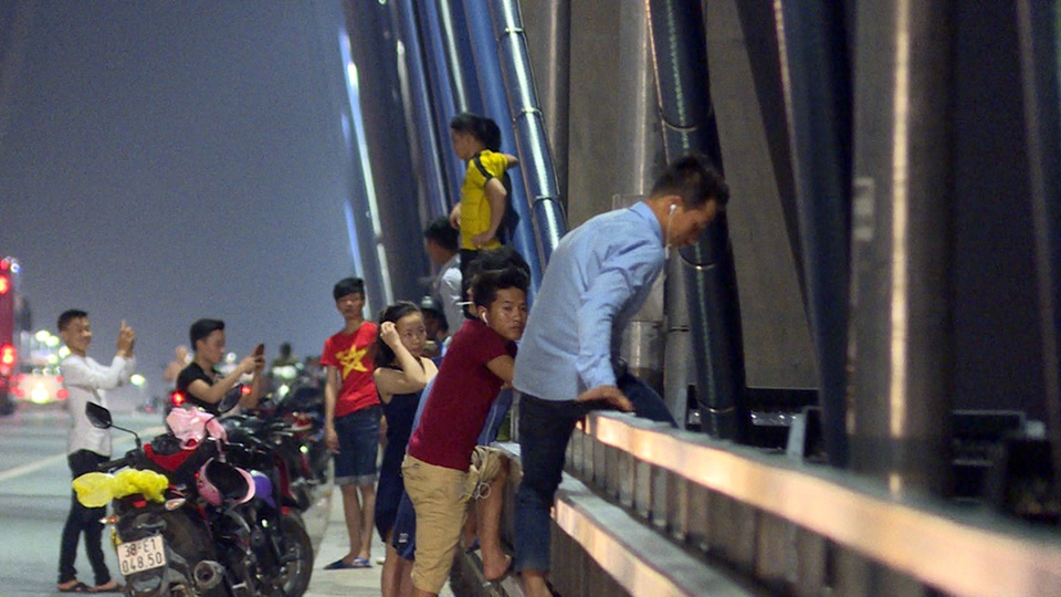 Vô tư vi phạm luật trên cây cầu dây văng lớn nhất Việt Nam - 2
Thậm chí, nhiều người còn sẵn sàng phi thân qua lan can để ra bên ngoài đứng... hóng gió.
